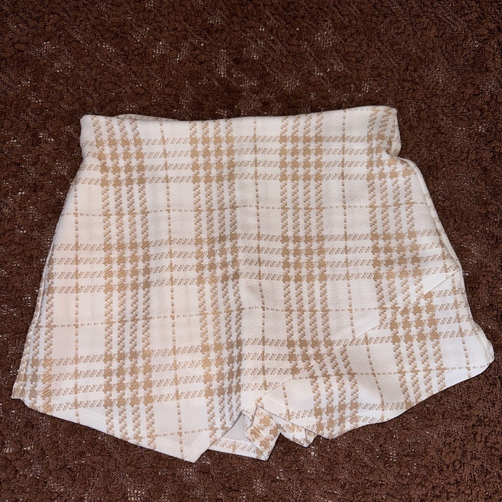 Akira size large white with gold plaid shorts